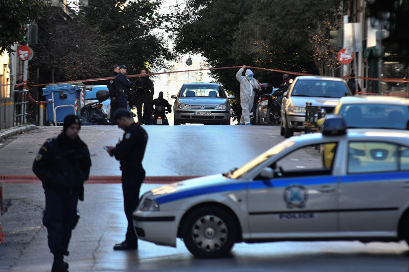 © Reuters. Policiais isolam área após explosão de dispositivo perto de igreja em Atenas