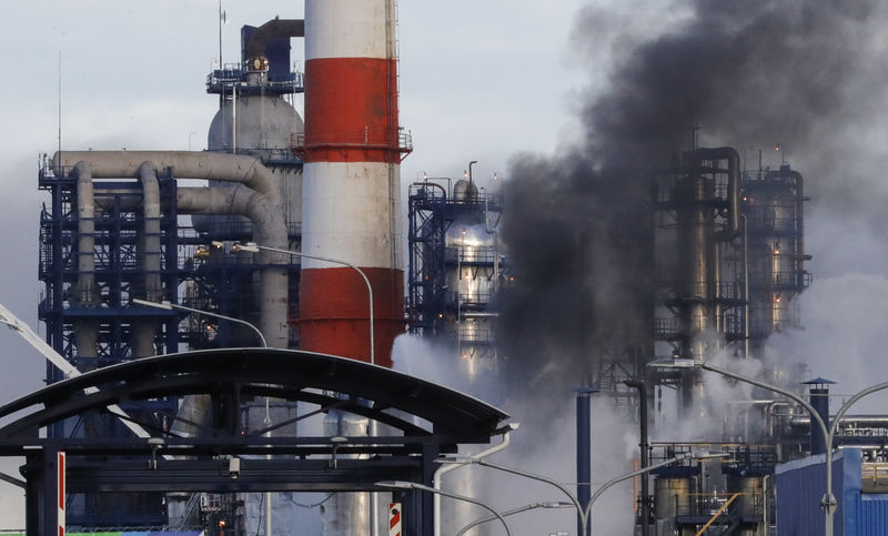 © Reuters. Smoke billows from a fire at oil refinery, owned by Russian oil producer Gazprom Neft, in Moscow