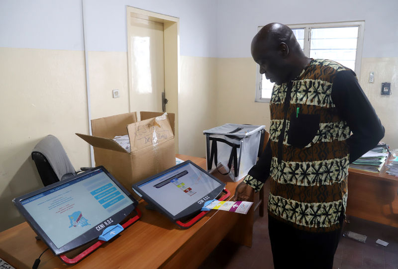 © Reuters. Funcionário da comissão eleitoral do Congo testa urna eletrônica antes de eleição presidencial