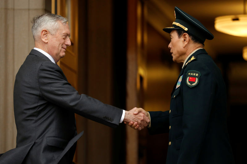 © Reuters. O secretário da Defesa, James Mattis, dá as boas-vindas ao ministro chinês da Defesa Nacional, general Wei Fenghe, no Pentágono