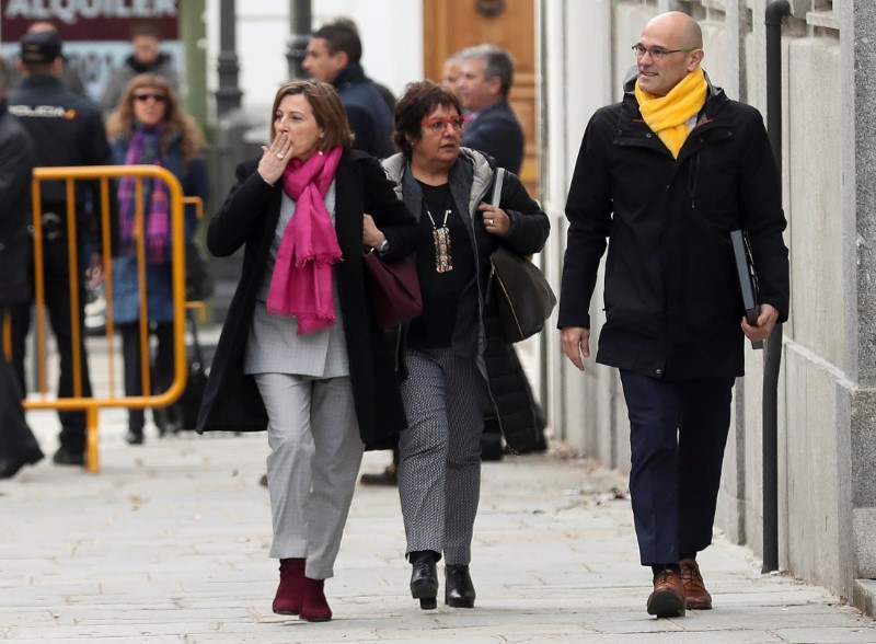 © Reuters. FOTO DE ARCHIVO: La expresidenta del Parlamento catalán Carme Forcadell (I), la exconsejera de Trabajo catalana Dolors Bassa, y el exconsejero de Exteriores catalán, Raúl Römeva, llegan al Tribunal Supremo en Madrid