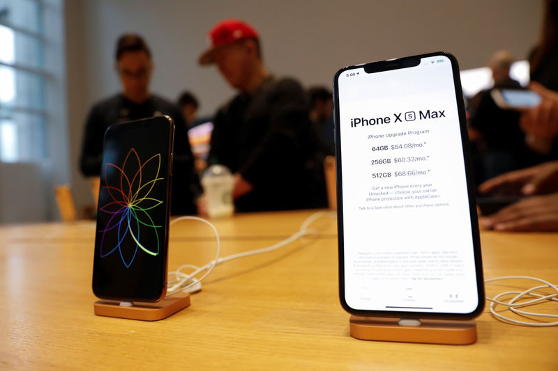 © Reuters. iPhones  Xs Max e X da Apple são vistos em exibição na Apple Store em Manhattan, Nova York