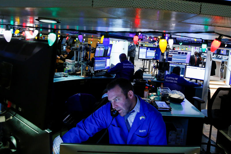 © Reuters. Traders work on the floor of the New York Stock Exchange (NYSE) in New York