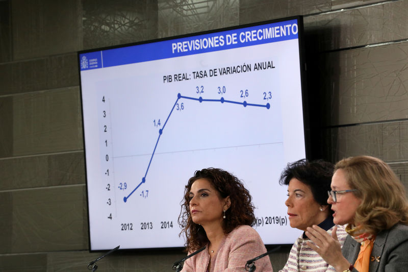 © Reuters. La ministra de Hacienda, María Jesús Montero, con la minsitra Portavoz, Celaa y la ministra de Economía, Calviño, en una foto de archivo.