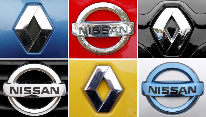 © Reuters. FILE PHOTO: A combination picture shows logos of Japan's Nissan and France's Renault on cars in Strasbourg