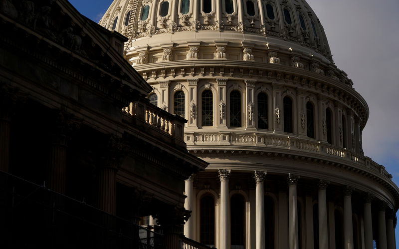 © Reuters. Sun shines on the U.S. Capitol Dome as budget legislation deadlines loom for a potential federal government shutdown in Washington