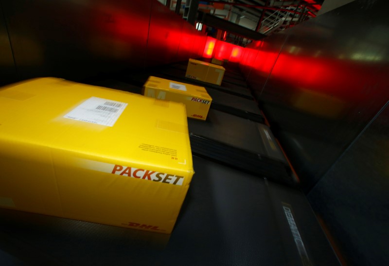© Reuters. Parcels are pictured in a distribution centre of German postal and logistics group Deutsche Post DHL in Obertshausen