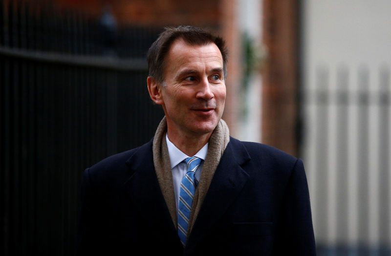 © Reuters. Secretário britânico do Exterior, Jeremy Hunt, deixa residência oficial da primeira-ministra em Londres