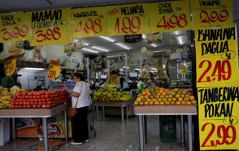 © Reuters. Consumidora faz compras em mercado no Rio de Janeiro