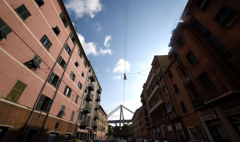 © Reuters. Un immagine del ponte Morandi a Genova