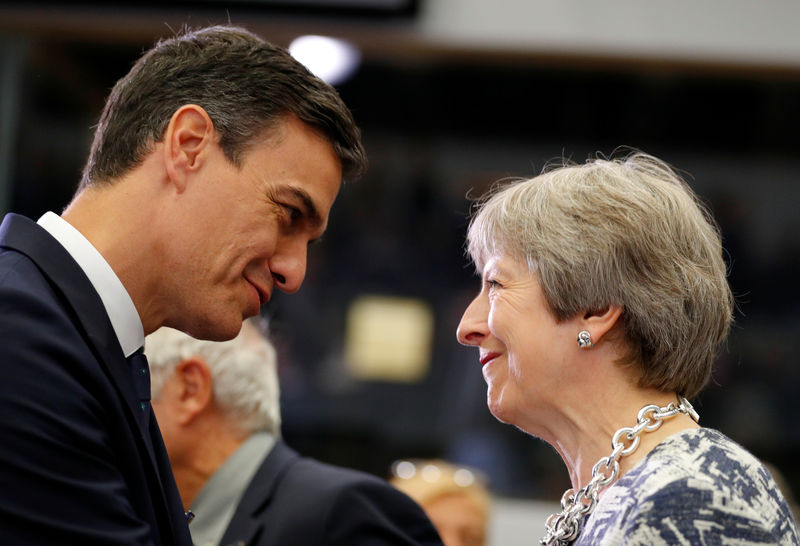 © Reuters. El presidente del Gobierno de España, Pedro Sánchez, habla con la primera ministra británica, Theresa May, durante una cumbre de la OTAN en Bruselas