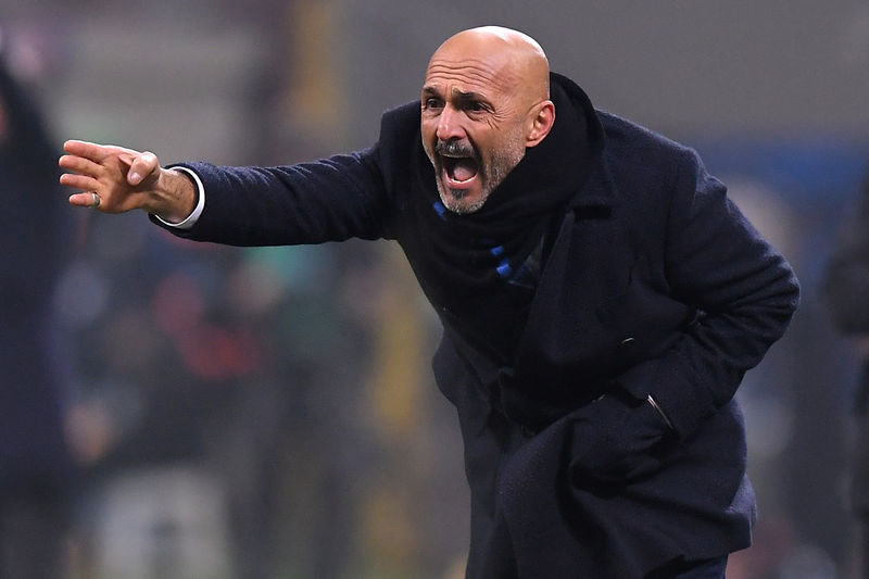 © Reuters. "Es momento de decir basta", dice el entrenador del Inter tras los episodios de racismo y violencia en Italia