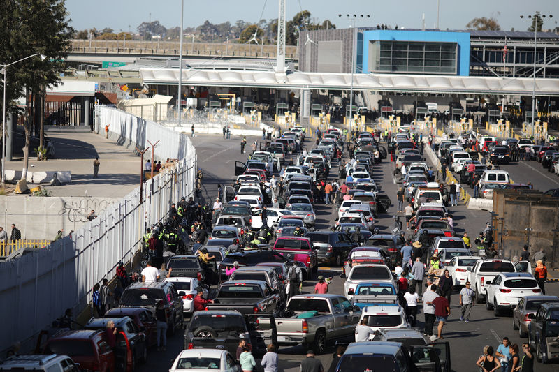 © Reuters. The San Ysidro border crossing between the U.S and Mexico is closed to prevent a caravan of thousands traveling from Central America from crossing, in Tijuana