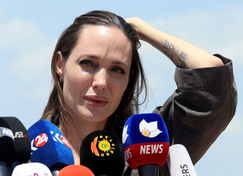 © Reuters. Angelina Jolie insinúa giro a la política; pide más ayuda para refugiados y mujeres