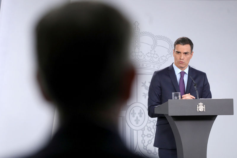 © Reuters. El presidente español, Pedro Sánchez, en la rueda de prensa de fin de año en el Palacio de la Moncloa.