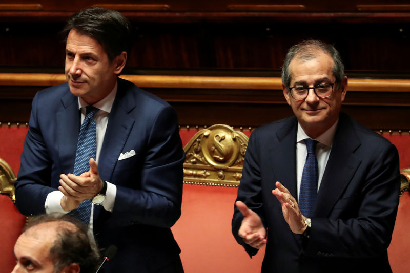 © Reuters. FILE PHOTO: Italian Prime Minister Giuseppe Conte and Italian Economy Minister Giovanni Tria attend a debate at the Senate in Rome