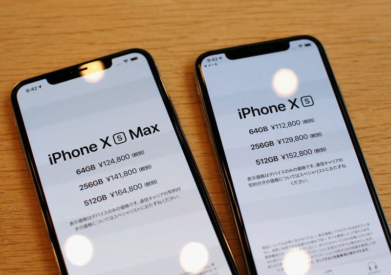 © Reuters. Apple's new iPhone XS and XS Max are displayed after it went on sale at the Apple Store in Tokyo