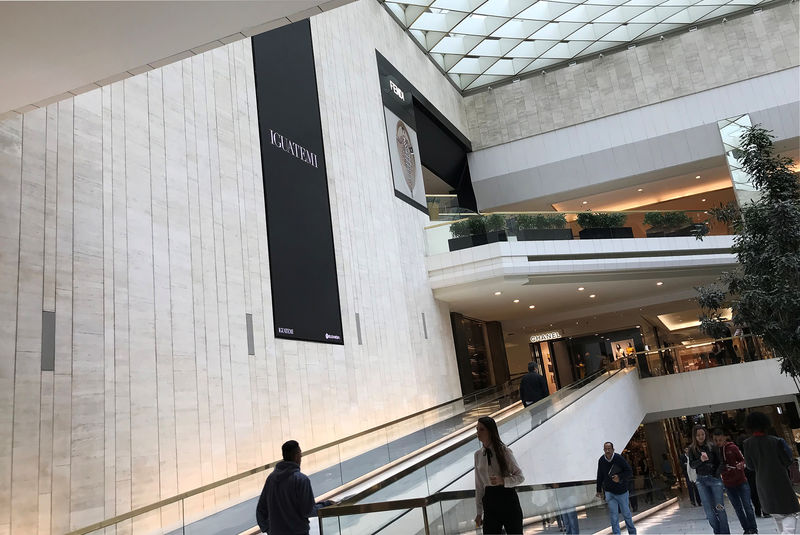 © Reuters. Pessoas fazem compras em shopping em São Paulo