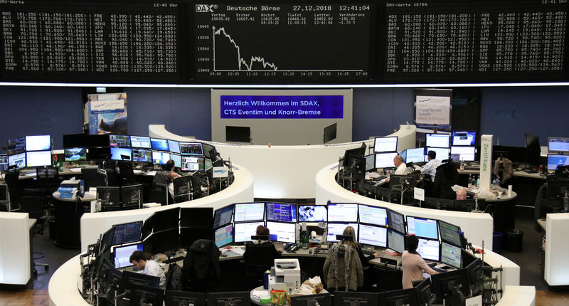 © Reuters. Operadores trabalham em bolsa de valores em Frankfurt