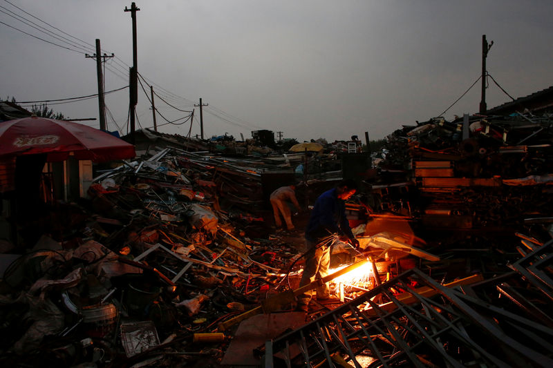 © Reuters. A worker cuts metal at a scrap metal stall at a recycling yard at the edge of Beijing, China, October 20, 2016. REUTERS/Thomas Peter