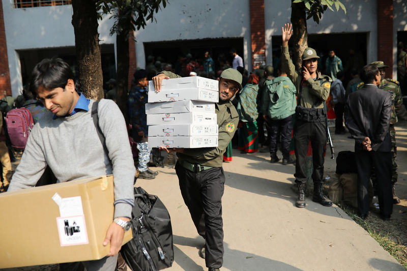 © Reuters. Bangladesh cierra los servicios de internet móvil de alta velocidad por las elecciones