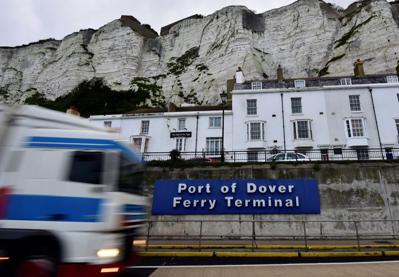 © Reuters. FILE PHOTO - A cargo lorry arrives at the Port of Dover in Britain