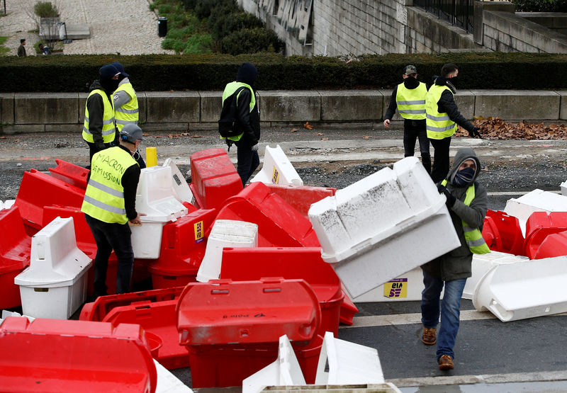 © Reuters. Protestas de los "chalecos amarillos" continúan en Francia con un ánimo más calmo