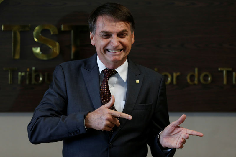 © Reuters. Imagen de archivo del presidente electo de Brasil, Jair Bolsonaro, haciendo un gesto durante una reunión en el Tribunal Superior del Trabajo en Brasilia