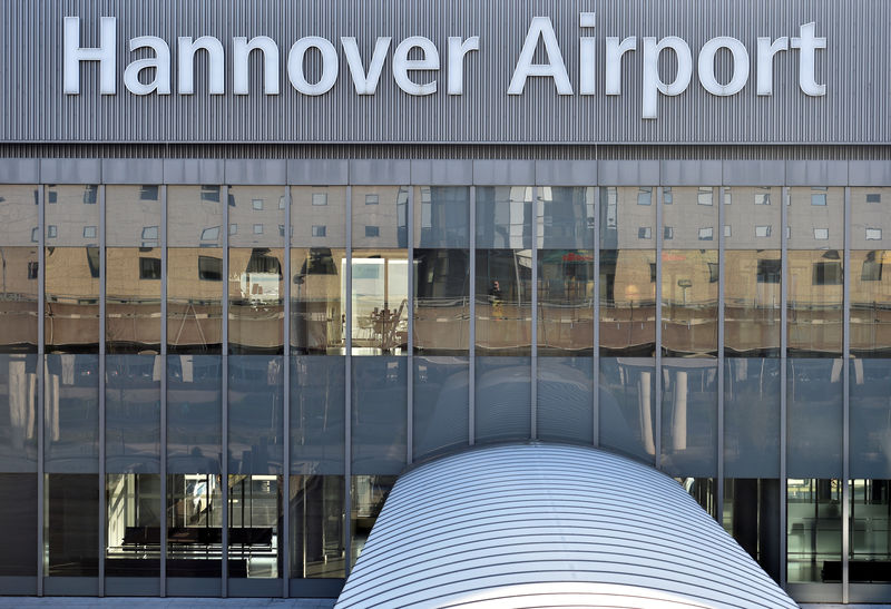 © Reuters. إغلاق مطار هانوفر بعد اقتحام رجل بسيارته منطقة توقف الطائرات