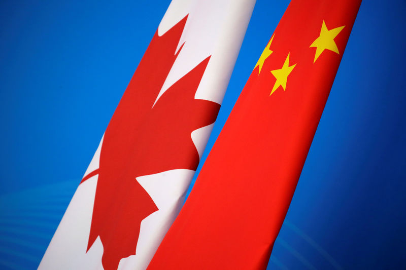 © Reuters. Flags of Canada and China are placed for the first China-Canada economic and financial strategy dialogue in Beijing