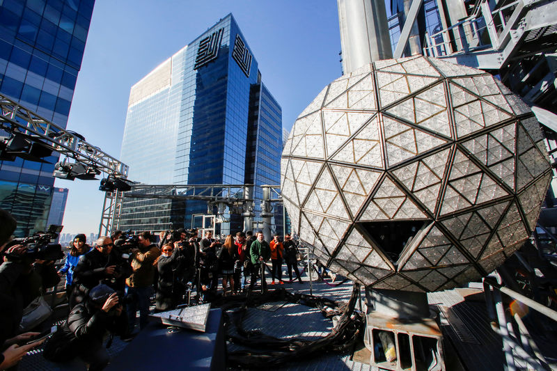 © Reuters. Reporteros intentan dar un vistazo a los triángulos de Waterford Crystal en la bola de cristal tradicional de la fiesta de víspera de Año Nuevo en Times Square, sobre el techo del edificio One Times Square en el distrito de Manhattan en Nueva York