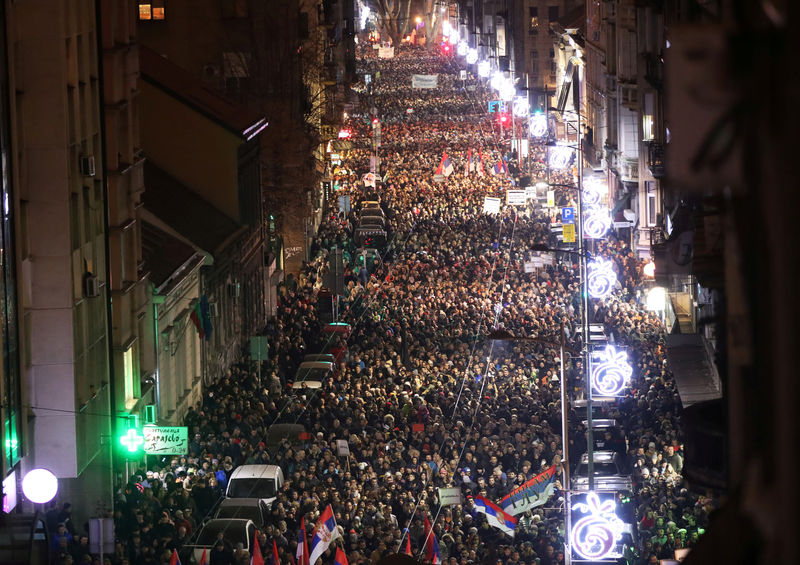 © Reuters. الآلاف يشاركون في احتجاج ضد الرئيس الصربي