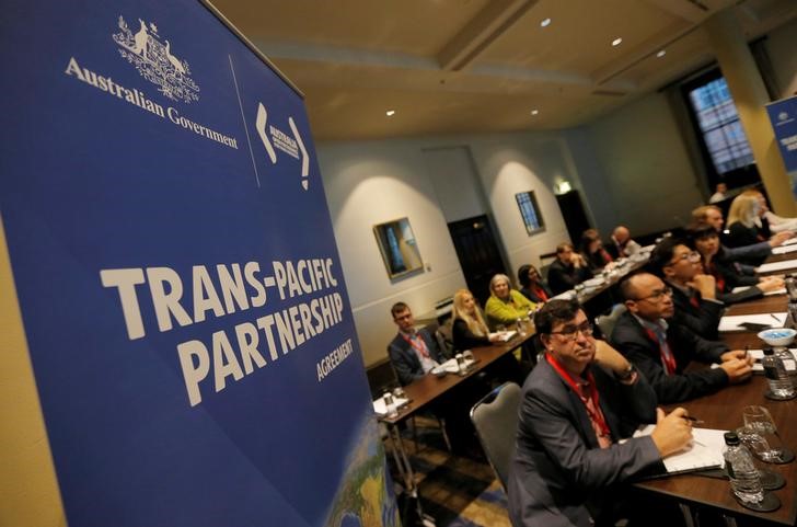 © Reuters. FILE PHOTO - Delegates participate in the opening session of the Trans Pacific Partnership senior leaders meeting in Sydney