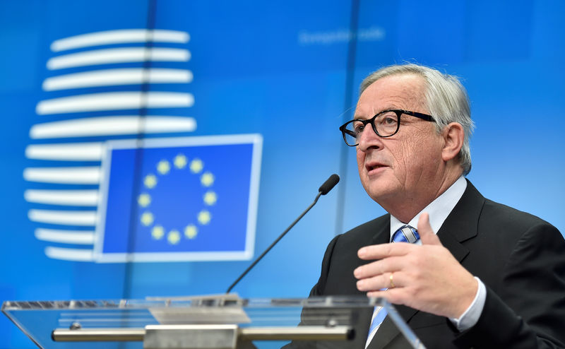 © Reuters. يونكر: الاتحاد الأوروبي لا يحاول إبقاء بريطانيا عضوا فيه