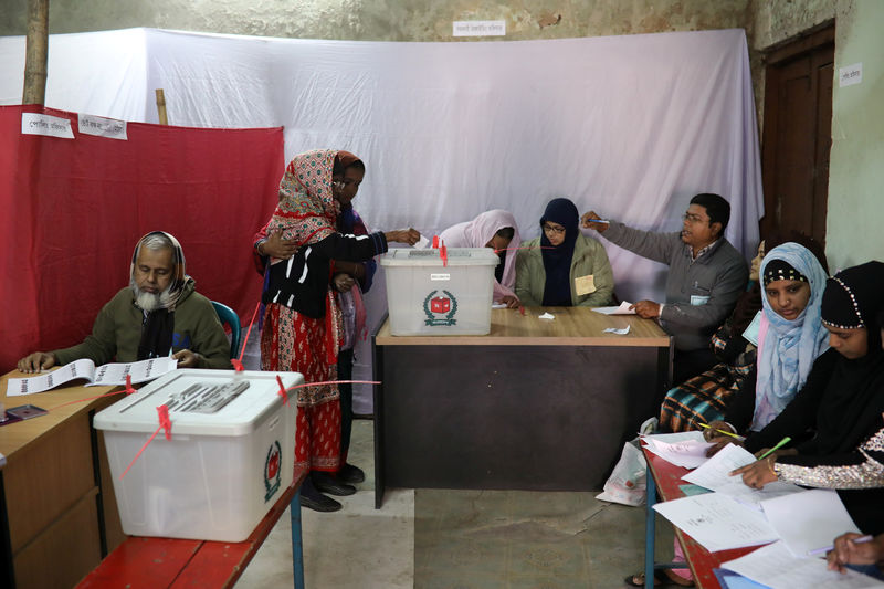 © Reuters. الناخبون في بنجلادش يدلون بأصواتهم في انتخابات عامة