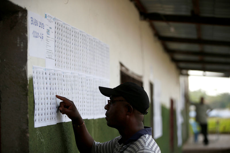 © Reuters. الناخبون في الكونجو الديمقراطية يدلون بأصواتهم في انتخابات رئاسية طال تأجيلها