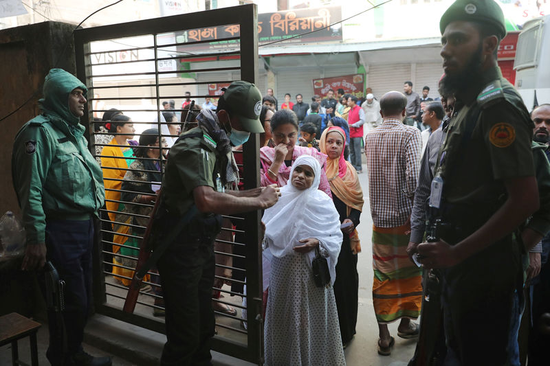 © Reuters. Enfrentamientos y alegatos de manipulación entre una baja participación en elecciones en Bangladesh