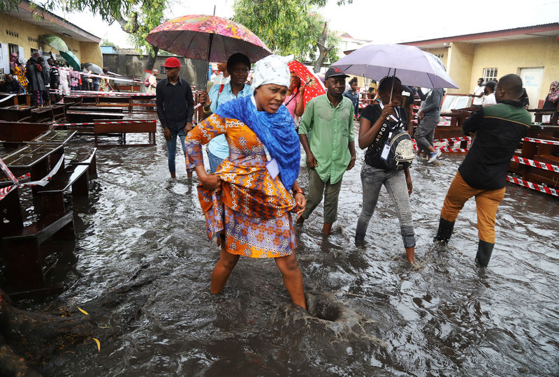 © Reuters. Retrasos y tormentas marcan el inicio de la elección presidencial en El Congo