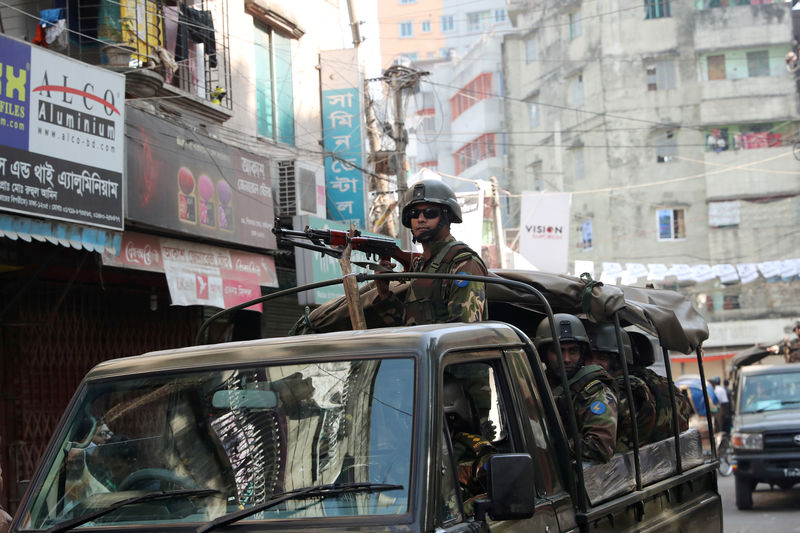 © Reuters. شرطة بنجلادش: مقتل 17 شخصا في أعمال عنف خلال الانتخابات