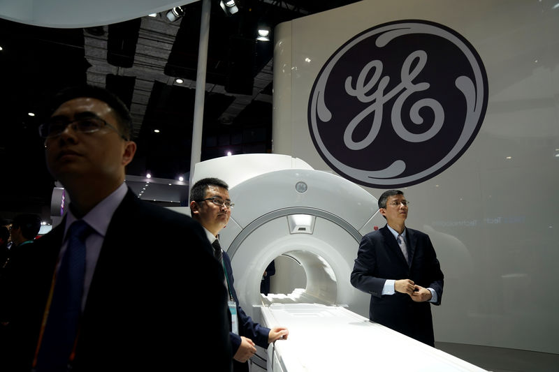 © Reuters. FILE PHOTO - A General Electric (GE) sign is seen during the China International Import Expo (CIIE), at the National Exhibition and Convention Center in Shanghai