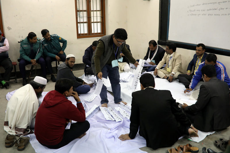 © Reuters. مفوضية الانتخابات ببنجلادش : فوز حزب رئيسة الوزراء بالانتخابات العامة