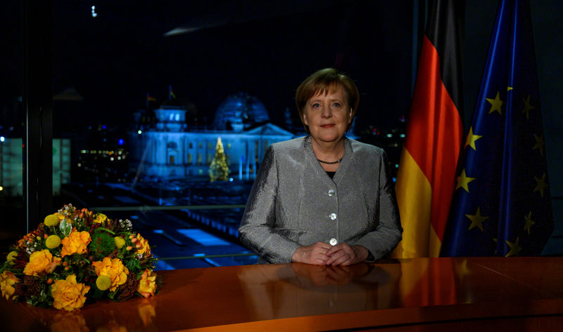 © Reuters. ميركل تحث الألمان على توحيد صفوفهم في 2019