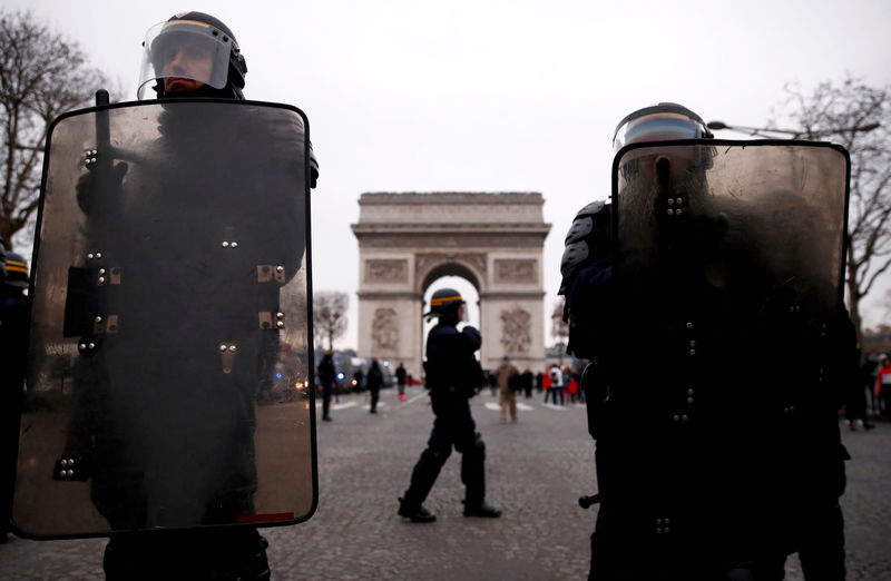 © Reuters. SÉCURITÉ RENFORCÉE À PARIS ET EN RÉGIONS POUR LA SAINT-SYLVESTRE