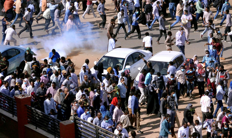 © Reuters. شهود: قوات الأمن السودانية تطلق الغاز المسيل للدموع على محتجين في الخرطوم