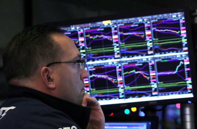 © Reuters. FILE PHOTO: Trader works on the floor of the NYSE in New York