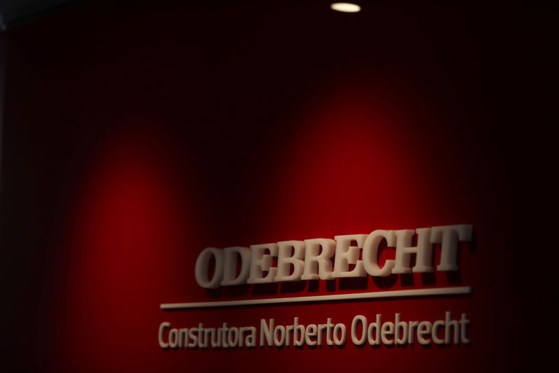 © Reuters. The corporate logo of the Odebrecht SA construction conglomerate is pictured at its headquarters in Sao Paulo