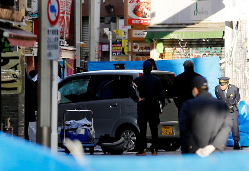 © Reuters. سيارة تصدم حشدا في طوكيو وإصابة 8 في هجوم يشتبه بأنه إرهابي خلال احتفال بالعام الجديد