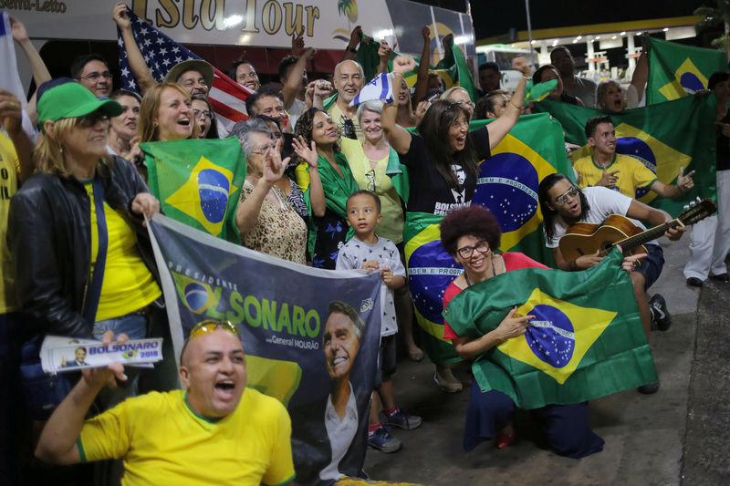 © Reuters. Apoiadores do presidente eleito Jair Bolsonaro viajam de ônibus de São Paulo a Brasília para acompanhar a cerimônia de posse