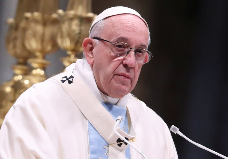 © Reuters. البابا يتحسر على تقطع أواصر العالم ويسهب في مزايا الاتحاد