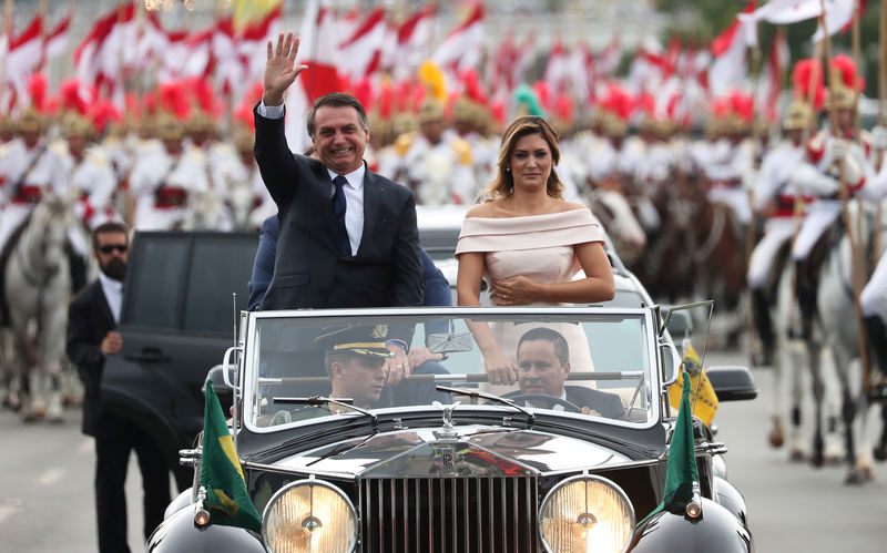 © Reuters. Presidente Jair Bolsonaro desfila em carro aberto em Brasília